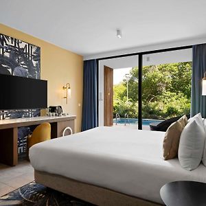 Deluxe Swim-Up King Room Adults Only